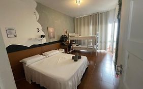 Quarto com varanda privada a 160 metros da Praia do Farol da barra ll